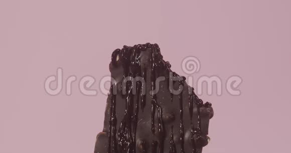 旋转巧克力棒上面覆盖着酱汁视频的预览图