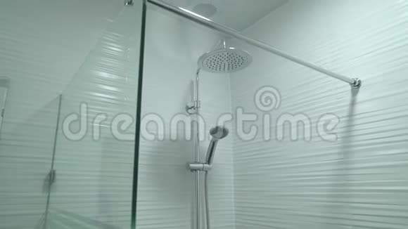 带玻璃淋浴间的房间视频的预览图