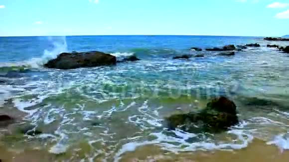 海滩上有岩石和海浪的美丽景观视频的预览图