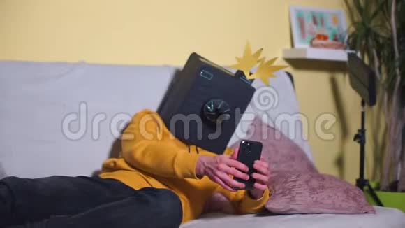 一个戴着相机面具的男人在智能手机上自拍视频的预览图