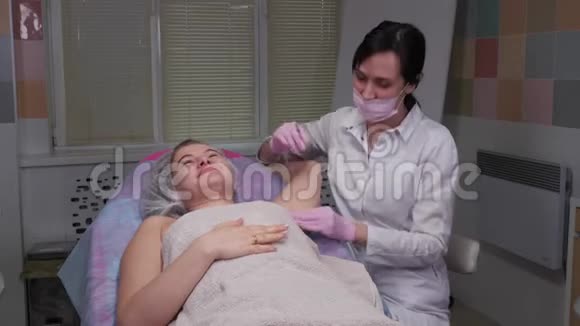 病人在注射时微笑视频的预览图