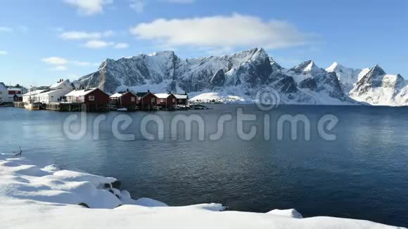 挪威冬季带湖的时间推移景观视频的预览图