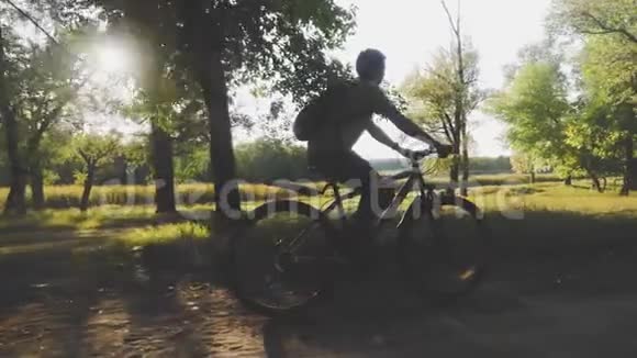 日落时骑自行车的人的轮廓运动和主动生活理念日落时间视频的预览图
