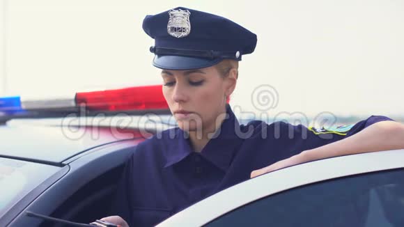 严肃的女警察接到收音机的电话上了车冲过来视频的预览图