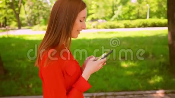 侧视图红头发的女商人在户外散步视频的预览图