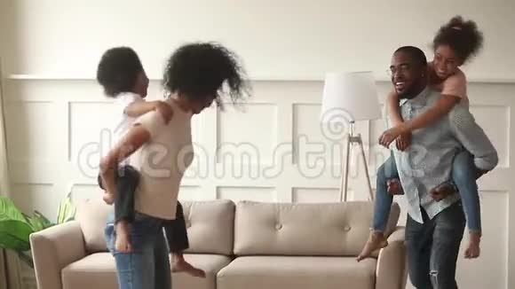 非洲父母背着孩子们在家里玩视频的预览图