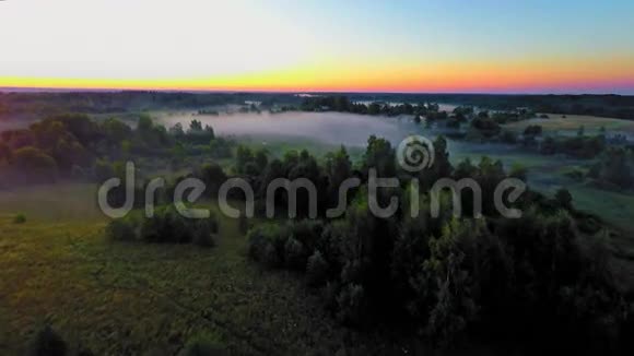 俄罗斯诺夫哥罗德地区金色黎明空中无人机飞行视频的预览图