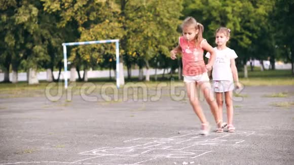 在学前学校玩跳楼游戏的小女孩视频的预览图