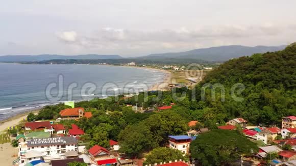 圣胡安拉联菲律宾海边有海滩和酒店顶部景观视频的预览图