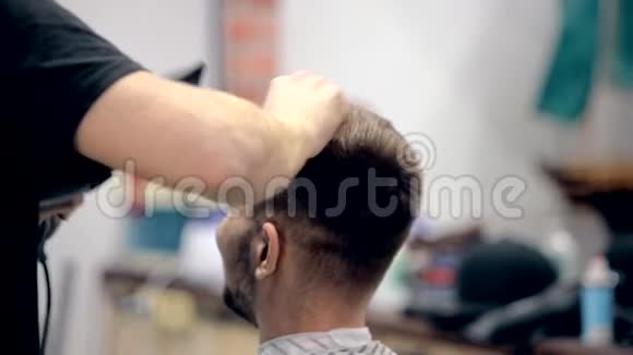 一名男性专业美发师在男士沙龙工作视频的预览图