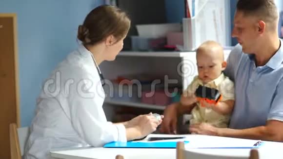 女医生用听诊器听婴儿呼吸爸爸和宝宝来看儿科医生视频的预览图