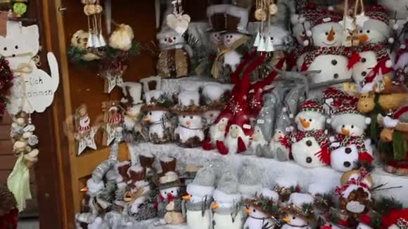 精美的圣诞装饰品雪人装饰品视频的预览图