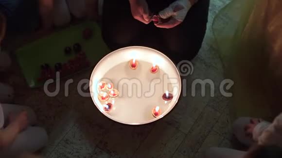 一个人在儿童营里用蜡烛放在水上视频的预览图