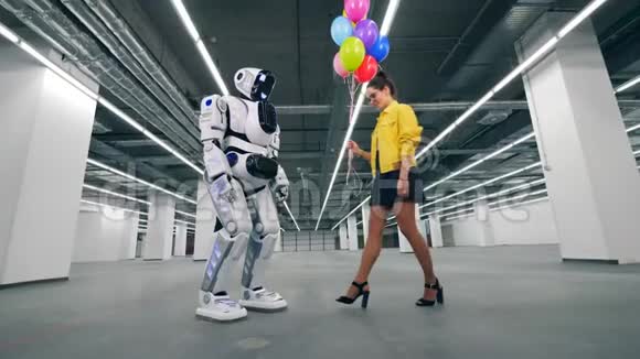 现代机器人从一个女孩那里接收许多气球视频的预览图