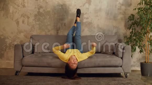 可爱的女人倒着头在沙发上放松视频的预览图