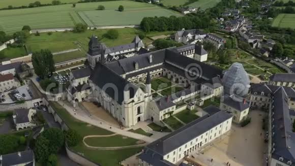 冯特弗罗修道院的空中景色视频的预览图