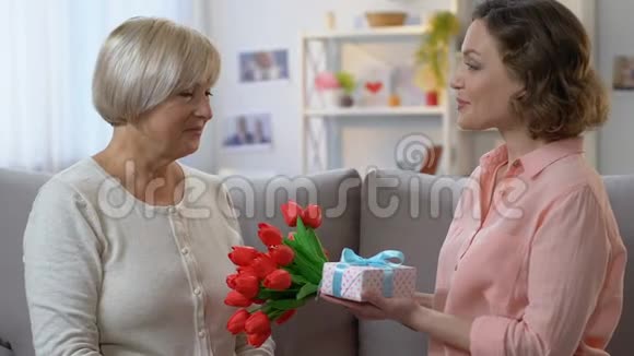 3月8日有爱心的女儿送给母亲鲜花和礼品盒家庭爱情视频的预览图