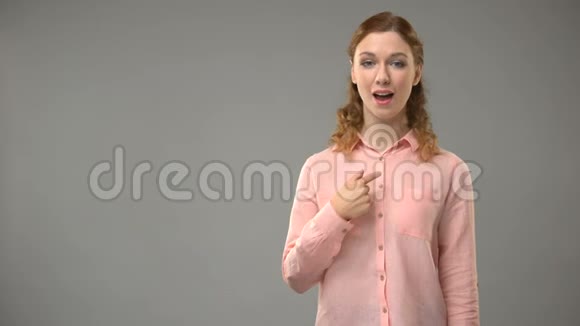 女士说我懂手语老师在口语课上展示单词视频的预览图