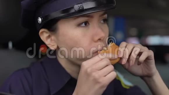 女巡警吃汉堡的味道不好街头食品质量低视频的预览图