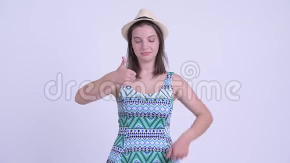 困惑的年轻旅游妇女在竖起大拇指和竖起大拇指之间做出选择视频的预览图