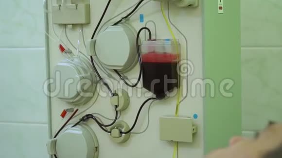 质粒分离通过设备清洗病人血液把血浆从视频的预览图