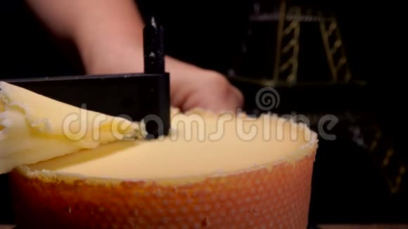 吉罗尔刮刀刀从坚硬的奶酪中切割刨花视频的预览图