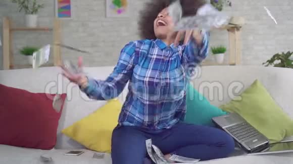 一个非洲裔的美国快乐女人一个非洲发型的女人抓住了掉落的钞票视频的预览图