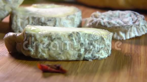 叉子切出一块圣特毛山羊奶酪视频的预览图