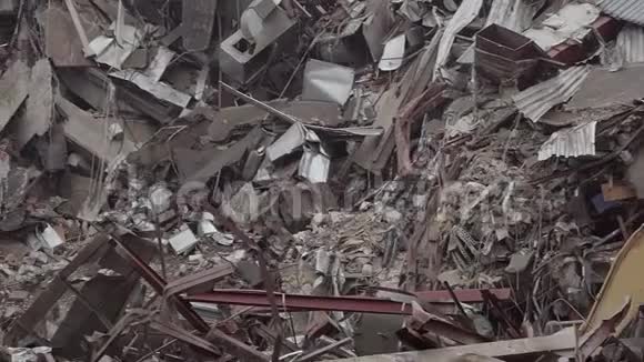建筑垃圾混凝土碎片钢筋和金属碎片的观察建筑物被破坏后视频的预览图