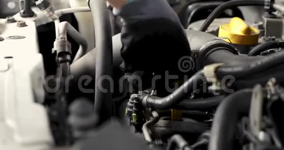 机械手抽出汽车发动机油位浸棒视频的预览图