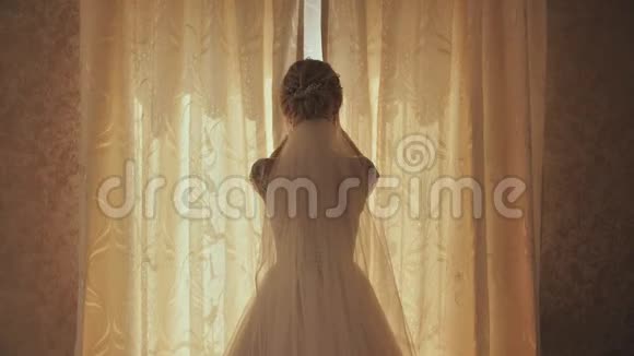 新娘打开家里窗户上的窗帘视频的预览图