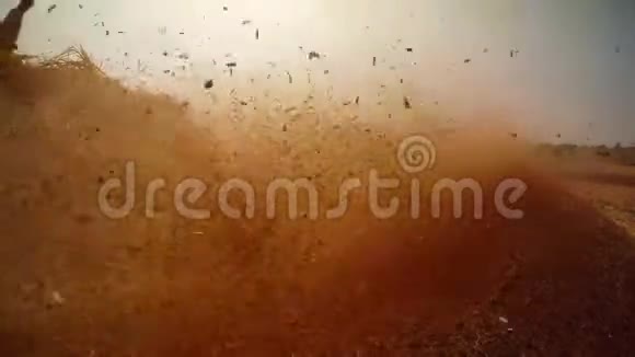 农民的剪影在切碎的茎和灰尘大堆的食物为骆驼拉贾斯坦邦特写视频的预览图