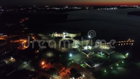 夜间炼油厂的空中景观视频的预览图