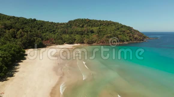 热带白色海滩和温暖的泻湖菲律宾巴拉望带沙滩的热带岛屿的鸟瞰图视频的预览图