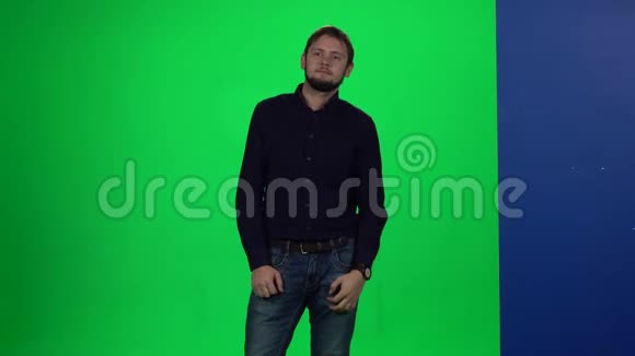 男人靠在墙上站在色度键的背景上视频的预览图