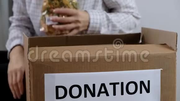 妇女义工将食物放入捐款箱捐款及慈善概念视频的预览图