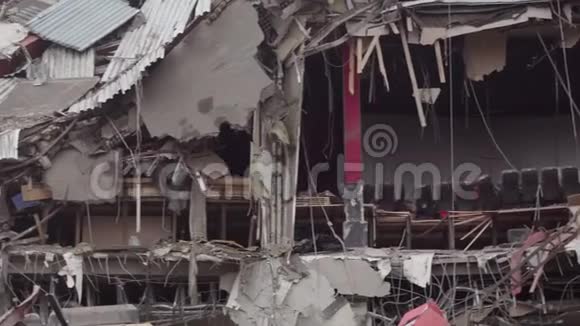 建筑垃圾混凝土碎片钢筋和金属碎片的观察建筑物被破坏后视频的预览图