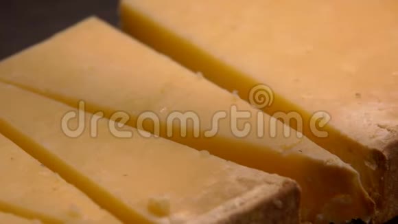 切硬山羊奶酪的特写镜头视频的预览图
