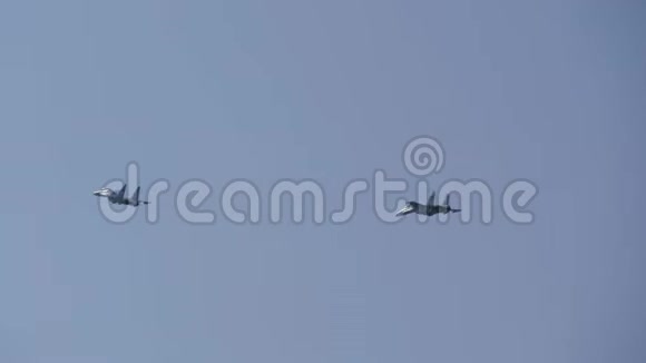 蓝天上的超音速飞机表演特技飞行飞机释放烟火视频的预览图