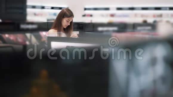 购物中心的美女选择化妆品慢动作视频的预览图