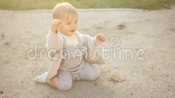 开朗的孩子在操场上的沙滩上玩耍夏天散步一岁的宝宝快乐的童年视频的预览图
