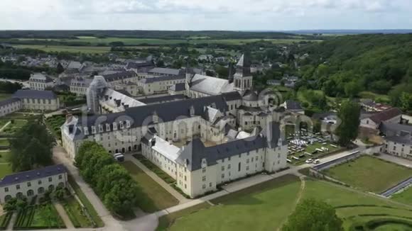 冯特弗罗修道院的空中景色视频的预览图