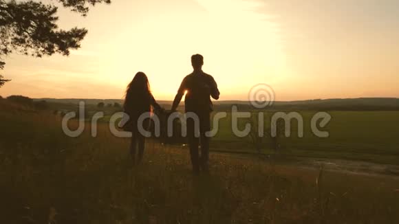 爸爸和女儿旅行穿过树林欣赏日落时的风景徒步旅行者女孩情侣旅行者旅行视频的预览图