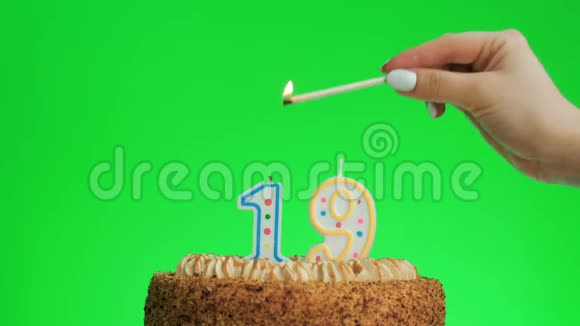 在美味的蛋糕上点燃19号生日蜡烛绿色屏幕19视频的预览图