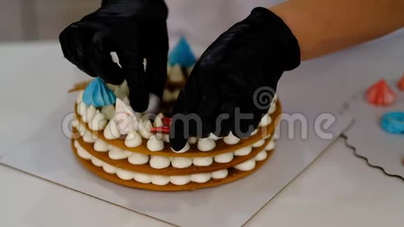 女人在厨房里装饰蛋糕工作中的糕点厨师视频的预览图