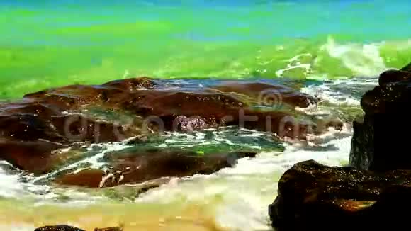 海滩上有岩石和海浪的美丽景色视频的预览图