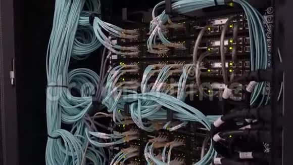在大数据中心的机架上切断电脑很多光缆运动摄像机视频的预览图