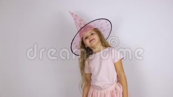 戴着粉红色帽子的女孩跳着舞视频的预览图