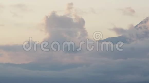 夏日夕阳下粉红色天空中的山景云视频的预览图