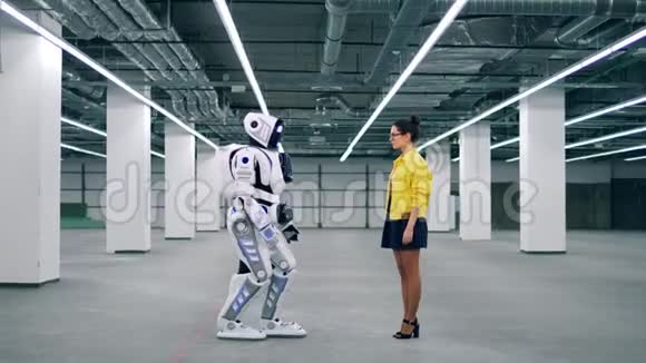 白色机器人和一个女人摸着手互相问候视频的预览图